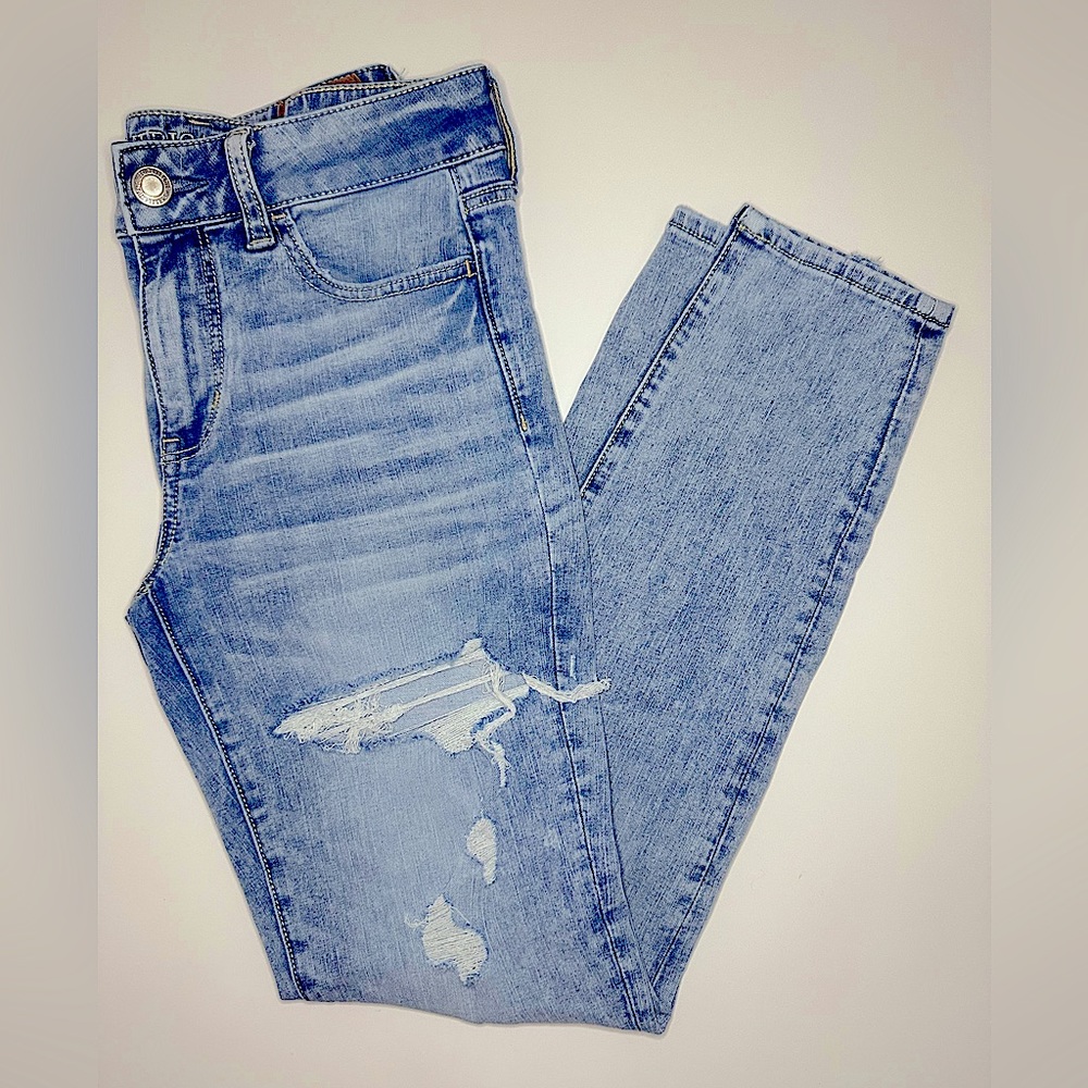 American Eagle “ The Dream Jean” skinny stretch, ripped, light wash, high-rise!